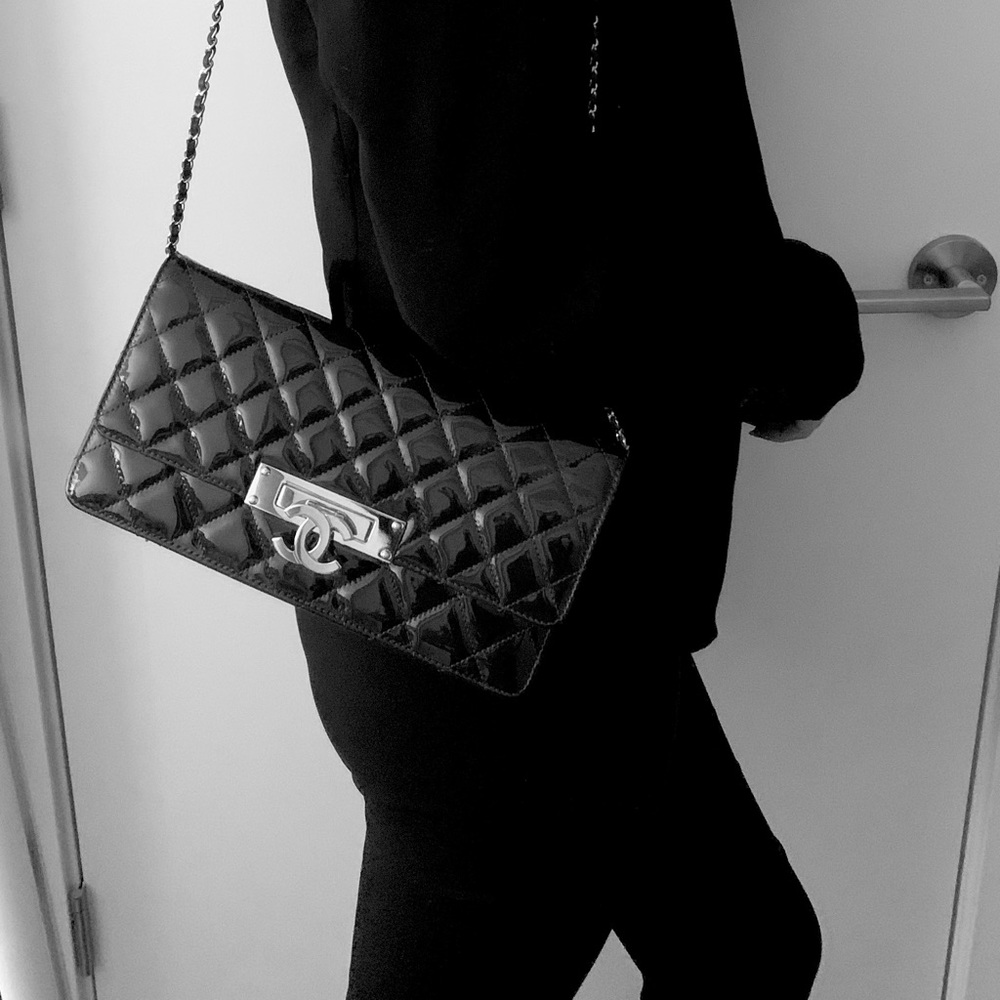 Chanel GHW CC Logo Classic Patent Quilted Leather Flap crossbody Bag - Picture 2 of 15